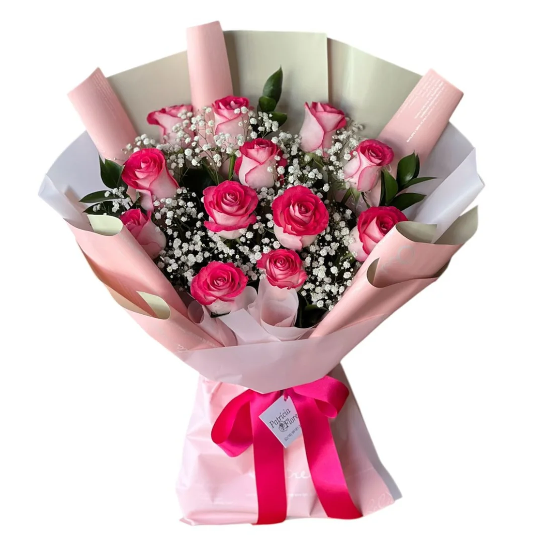 Buquê Linha Premium com 12 Rosas Cor-de-Rosa Gypsofila e Ruscos